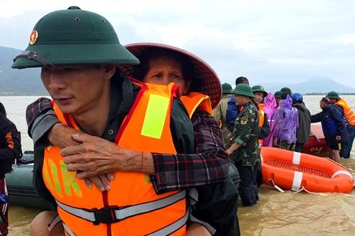 Nghĩa đồng bào trong lũ dữ