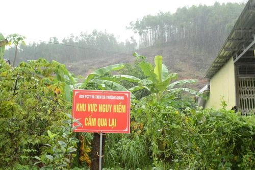 Lực lượng biên phòng Quảng Ngãi giúp dân thu hoạch hoa màu, di dời hộ dân khỏi vùng sạt lở