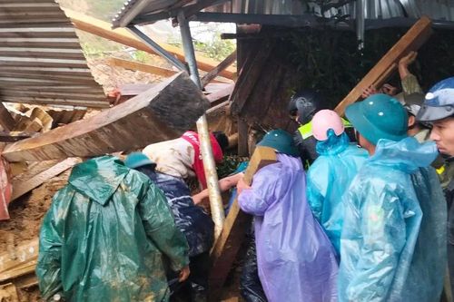 Sạt lở đồi vùi lấp 6 căn nhà, 1 người bị thương