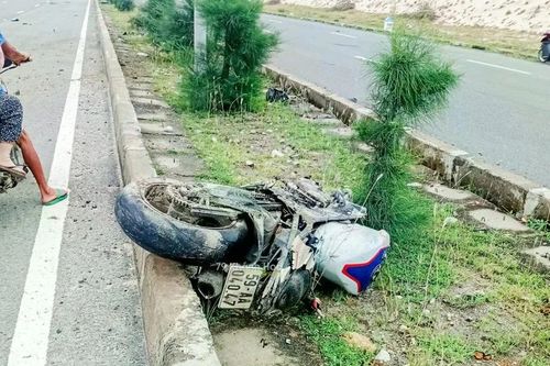 Hai xe máy tông nhau, 2 người thương vong ở Khánh Hòa