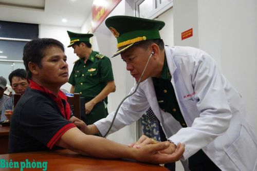 BĐBP thành phố Hồ Chí Minh kịp thời tiếp nhận và sơ cứu 11 thuyền viên gặp nạn trên vùng biển Vũng Tàu