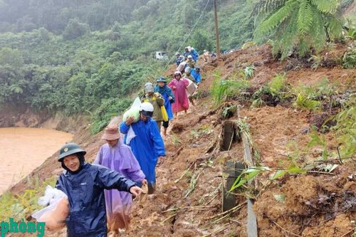 Đội mưa, vượt núi mang lương thực cho bà con vùng lũ