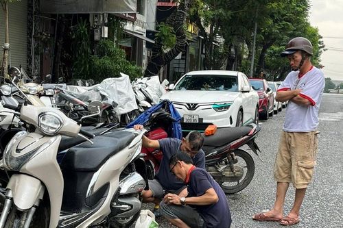 Hàng dài xe máy chờ sửa chữa tại Huế sau nhiều ngày ngâm trong nước lũ
