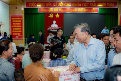 Tổng Bí thư Tô Lâm thăm người dân bị ảnh hưởng do mưa lũ ở Huế