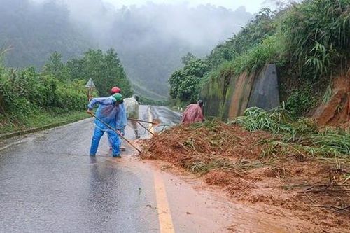 Nỗ lực khắc phục sạt lở, thông các tuyến giao thông ở vùng núi A Lưới (TP Huế)