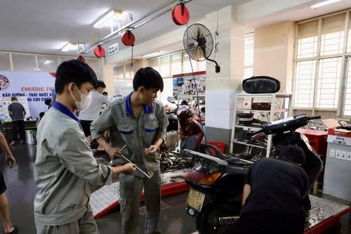 Nỗ lực 'hồi sinh' hàng nghìn xe máy ngập lũ tại Huế
