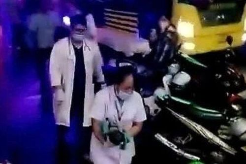 Cảnh sát giao thông hỗ trợ xe khách chở sản phụ trở dạ tới bệnh viện