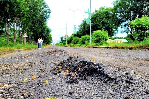 Cận cảnh con đường 'tan nát' sau khi được... sửa chữa