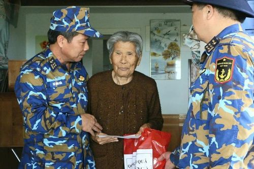 Bộ Tư lệnh Hải quân mang hơi ấm nghĩa tình tới đồng bào bị thiên tai ở Đà Nẵng và Huế