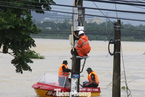 Lội bùn, băng rừng cấp điện lại cho hàng trăm ngàn hộ dân Đà Nẵng sau lũ dữ