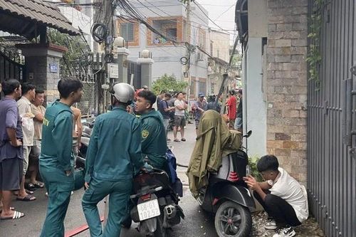Người đàn ông tấn công hàng xóm rồi cố thủ, đốt nhà