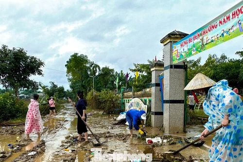 Trường học Đà Nẵng vẫn ngổn ngang bùn đất, lo lắng mưa lũ trở lại