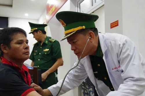 Cứu 11 thuyền viên trên 2 tàu cá bị chìm
