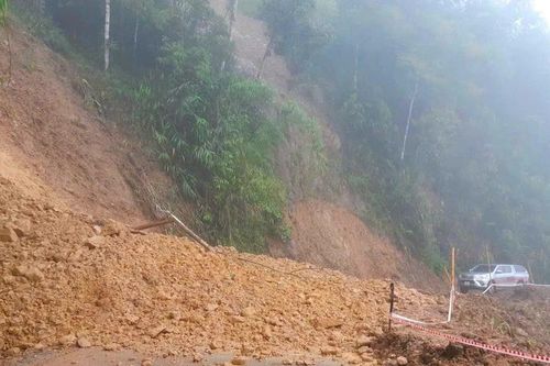 Đất đá sạt lở chắn ngang quốc lộ, giao thông bị chia cắt