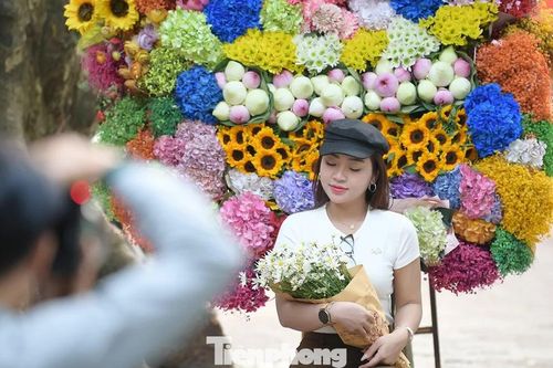 Du khách xúng xính xuống phố Hà Nội dạo chơi ngày mưa rét