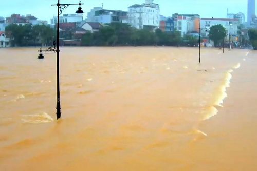 Lũ xấp xỉ báo động 3, nhiều vùng thấp trũng ở Huế tái ngập