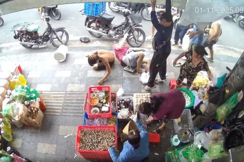 Thợ sơn rơi từ tầng cao xuống trúng người dân