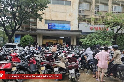 Thầy trò xuống phố, giúp người dân TP. Huế sửa xe sau lũ