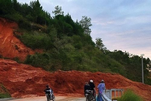 Đèo Đại Ninh tiếp tục sạt lở nặng, quốc lộ nối Phan Thiết - Đà Lạt ách tắc
