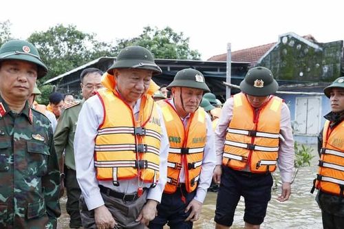 Tổng Bí thư Tô Lâm thăm người dân vùng rốn lũ ở Huế