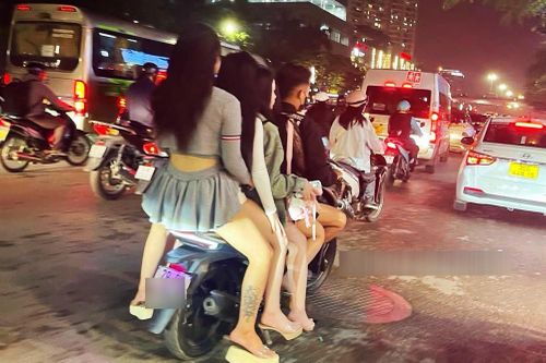 Đi xe máy 'kẹp 5' ở Hà Nội, nam thanh niên bị ghi hình gửi Cục trưởng CSGT