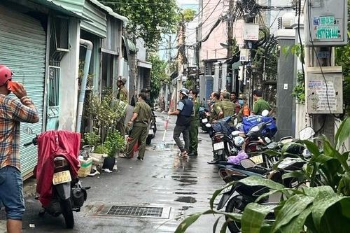 Công an khống chế người đàn ông cố thủ sau khi tấn công hàng xóm