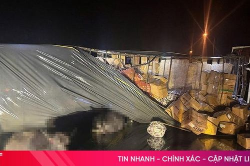 Tông vào 2 trâu, xe tải lật nghiêng chắn ngang quốc lộ 1
