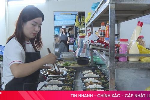 Những suất cơm nghĩa tình giữa vùng tâm lũ