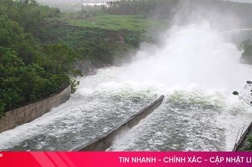 Hồ Kẻ Gỗ tiếp tục giảm lưu lượng xả tràn còn 300 m3/giây