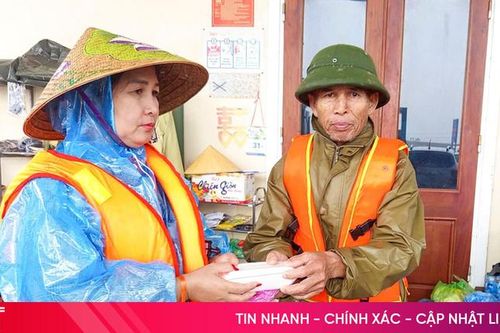 Nóng hổi những suất cơm nghĩa tình ở vùng lũ