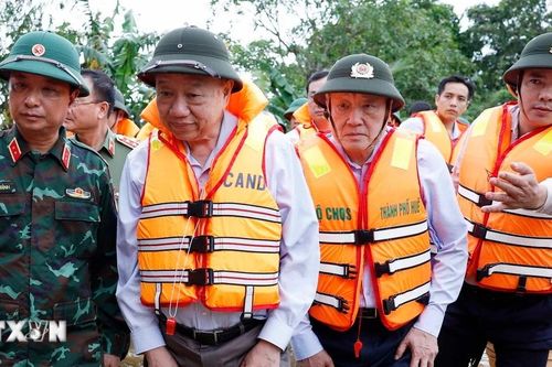Tổng Bí thư thăm người dân bị ảnh hưởng do mưa, lũ tại thành phố Huế