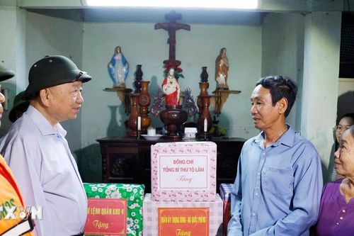 Tổng Bí thư chia sẻ về những thiệt hại do mưa lũ gây ra với người dân Huế