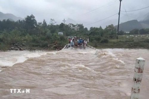 Tìm kiếm người phụ nữ bị lũ cuốn trôi khi băng qua ngầm tràn ngập sâu