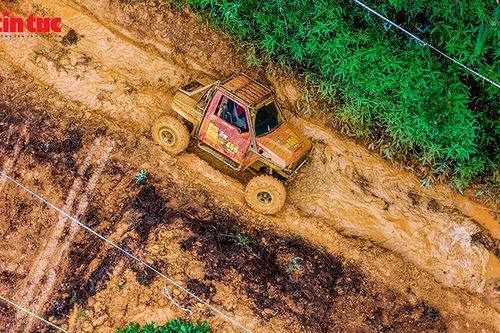 Kịch tính từng pha tranh tài ở giải đua ô tô địa hình lớn nhất Việt Nam