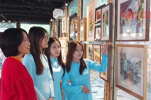 Triển lãm 'Hà Nội Thanh Tân' phản chiếu hơi thở trẻ trung giữa lòng di sản