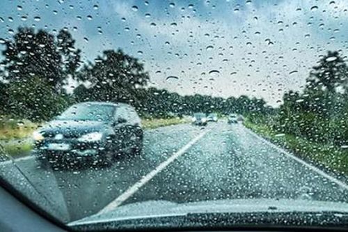 Những điều nên và không nên làm khi lái xe dưới trời mưa lớn