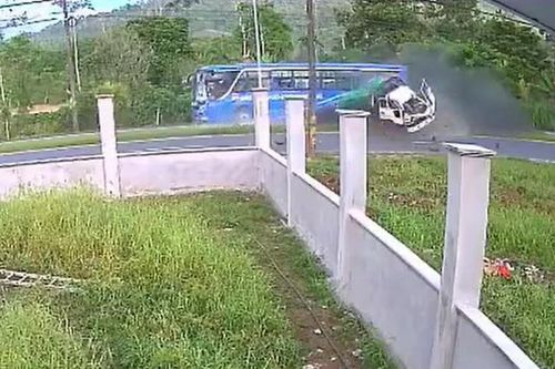 Xe tải mất lái tông trúng xe buýt khiến 2 người tử vong