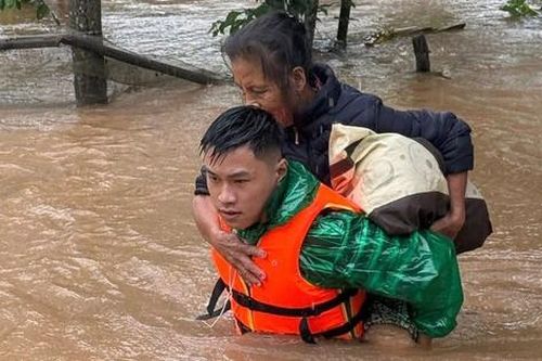 Ấm áp tinh thần dân tộc, nghĩa đồng bào trong mưa lũ