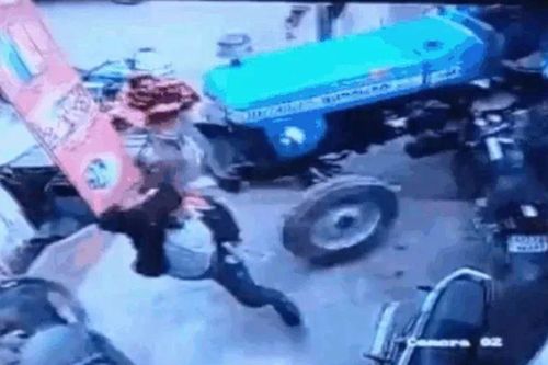 2 đứa trẻ nghịch dại lái máy kéo lao vào nhà dân, 3 người hoảng sợ bỏ chạy tán loạn
