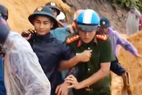 Đà Nẵng: Xúc động hình ảnh Công an xã lội bùn khiêng bà bầu đi sinh nở kịp thời