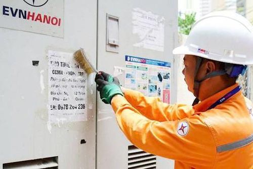Tủ điện, trạm biến áp thành nơi dán quảng cáo, rao vặt: Hiểm họa về an toàn điện