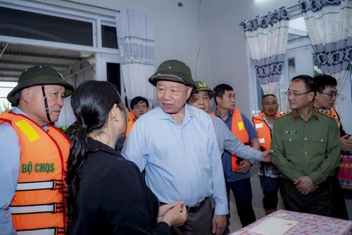 Tổng Bí thư Tô Lâm thăm hỏi, tặng quà người dân bị ảnh hưởng lũ lụt ở Huế