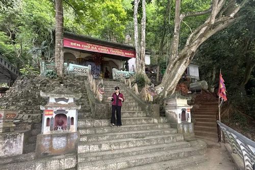 Thăm đền Cùng bên bờ sông Mã