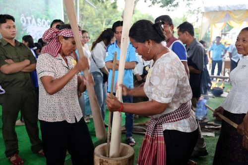 Về Ô Lâm xem giã cốm dẹp trong lễ cúng Trăng