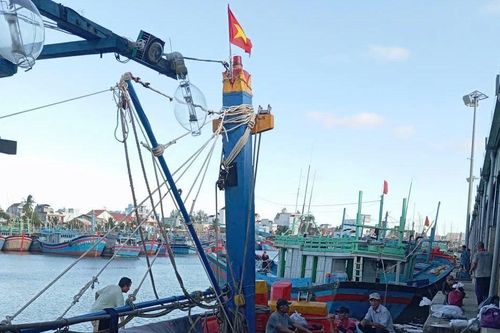 Tàu cá BĐ 96238-TS gặp sự cố trên biển đã về cảng cá Tam Quan an toàn