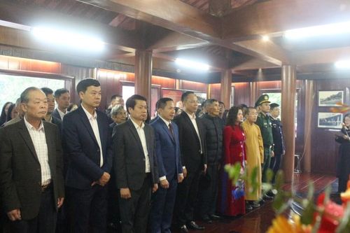 Các phường, xã dâng hương tại Khu Lưu niệm đồng chí Hoàng Văn Thụ