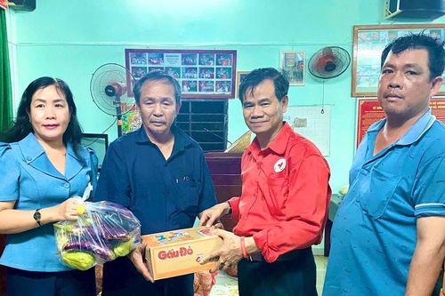 Hội Chữ thập đỏ Lâm Đồng thăm, tặng quà người dân vùng ngập lụt