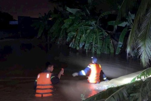 Cảnh sát PCCC và CNCH Lâm Đồng xuyên đêm cứu nạn, bảo vệ an toàn cho người dân vùng lũ