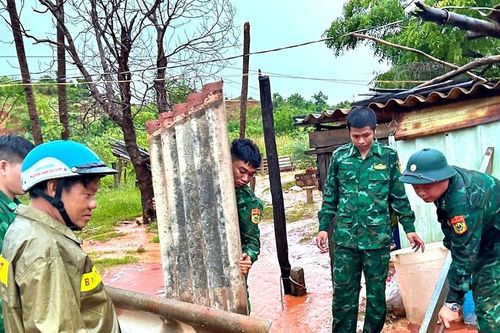 BĐBP tỉnh Lâm Đồng sát cánh cùng người dân khắc phục hậu quả mưa lũ