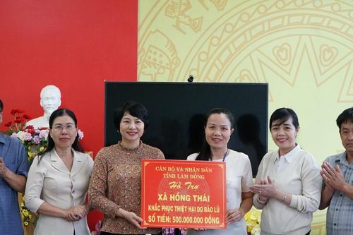Chủ tịch Ủy ban MTTQ Việt Nam tỉnh Lâm Đồng Phạm Thị Phúc kiểm tra, chỉ đạo khắc phục hậu quả mưa lũ
